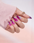 Ongles motif violet