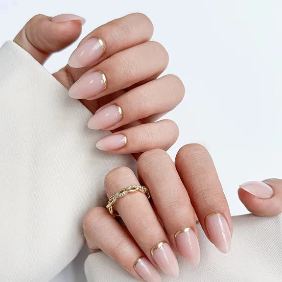Faux-ongles nude bordure dorée 