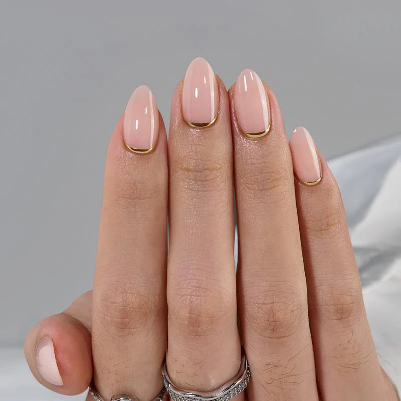 Faux-ongles nude bordure dorée 