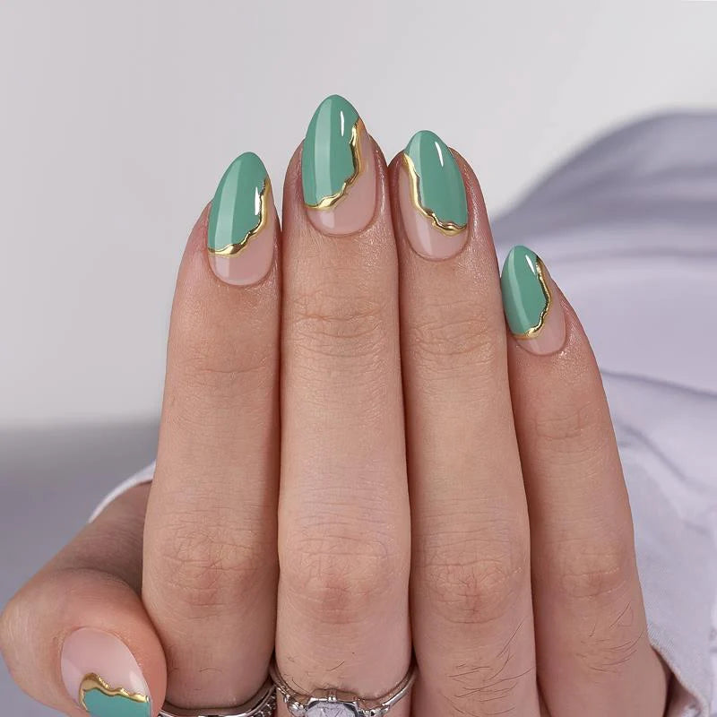 Faux-ongles vert motifs dorés