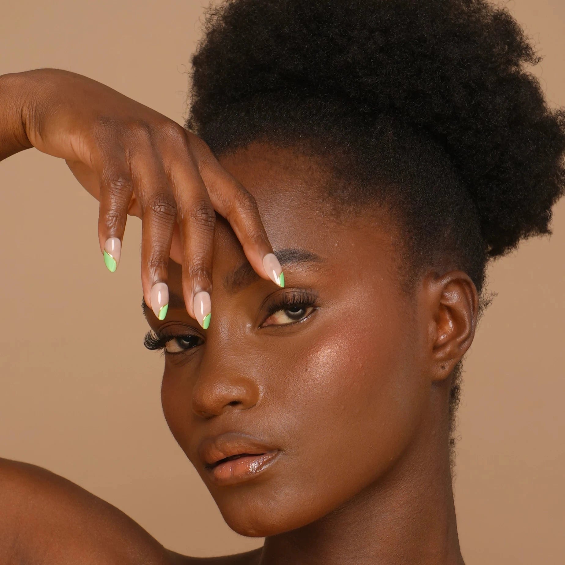 Faux-ongles verts avec une bordure dorée