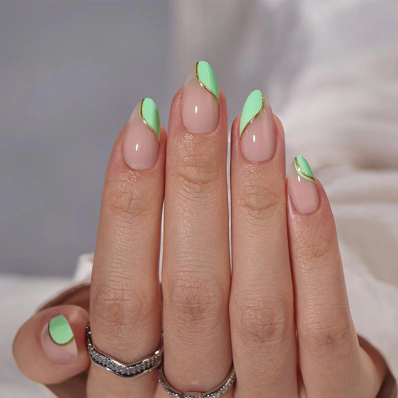 Faux-ongles verts avec une bordure dorée