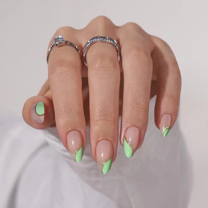 Faux-ongles verts avec une bordure dorée